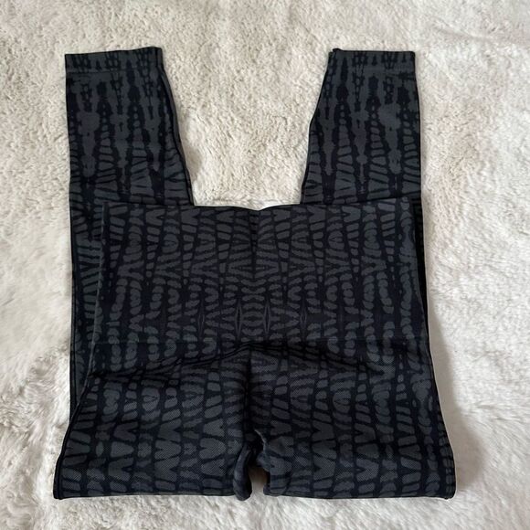 SPANX Look At Me Now Seamless Geometric Leggings Black and Gray cropped - Picture 2 of 10